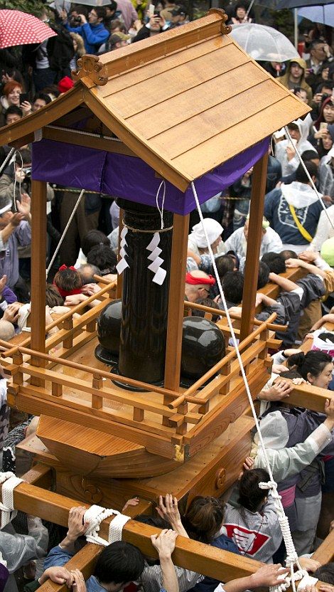 В Кавасаки прошел «Фестиваль железных пенисов» (12 фото)