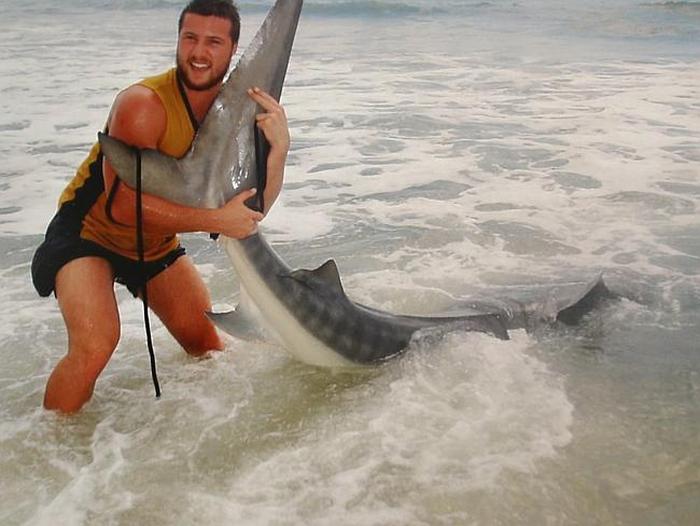 19-летний австралиец поймал 4-метровую тигровую акулу (5 фото)