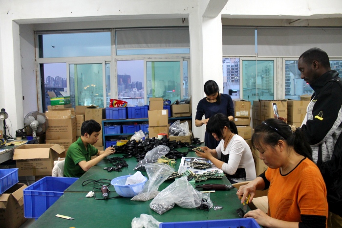 Репортаж с китайской фабрики по производству компьютерных мышек (24 фото)