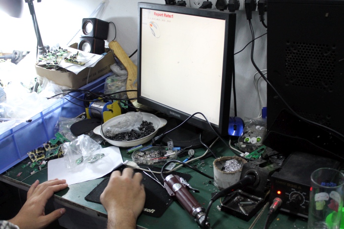 Репортаж с китайской фабрики по производству компьютерных мышек (24 фото)