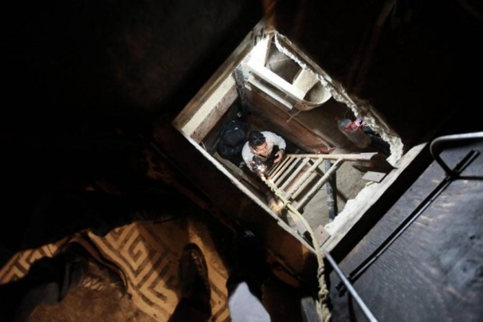 Мексиканские контрабандисты сделали в шкафу вход в подземный тоннель, ведущий в США (9 фото)
