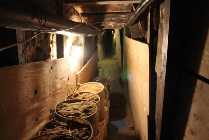 Мексиканские контрабандисты сделали в шкафу вход в подземный тоннель, ведущий в США (9 фото)