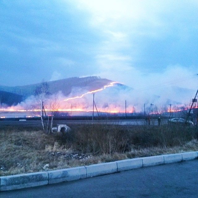 Пал сухой травы привел к множеству крупных пожаров в Хакасии (20 фото + видео)