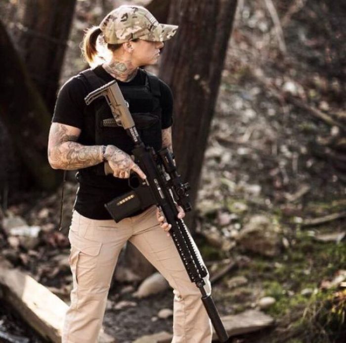 Девушка-ветеран вооруженных сил США ловит браконьеров в Африке (23 фото)