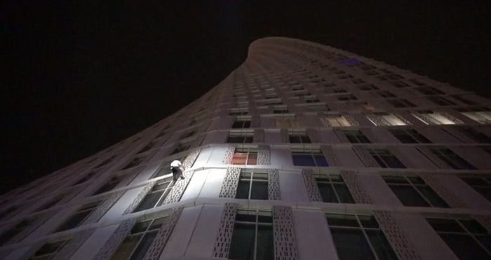 Ален Робер, Человек-паук из Франции, покорил 75-этажный дубайский небоскреб Cayan Tower (10 фото + видео)