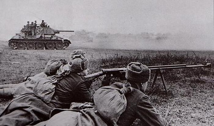 Братья-герои Остапенко, подбившие в одном бою 20 немецких танков (5 фото)