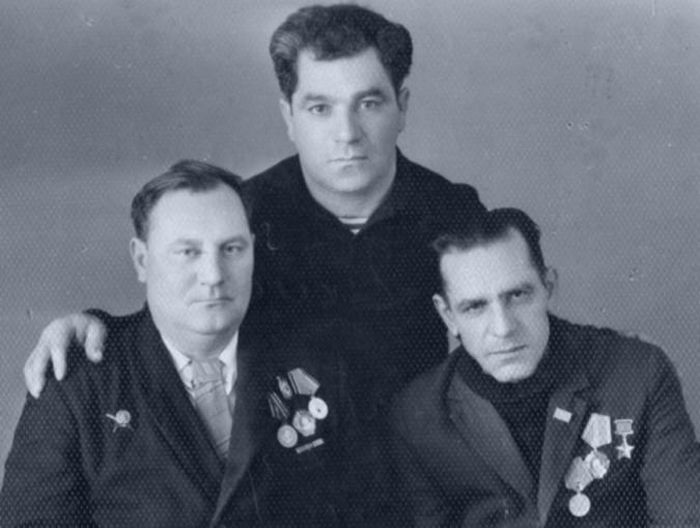 Братья-герои Остапенко, подбившие в одном бою 20 немецких танков (5 фото)