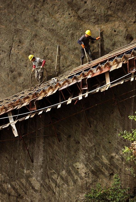 Опасная работа китайских строителей (12 фото)