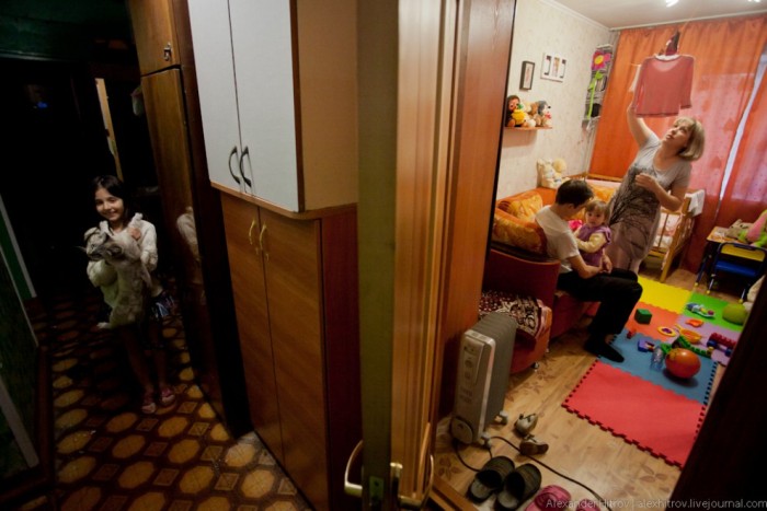 Как устроена жизнь в коммунальной квартире нашего времени (7 фото)