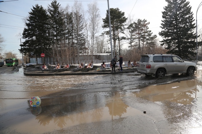 Девушки из Новосибирска решили привлечь внимание к дорожной проблеме, позагорав у лужи (8 фото + видео)