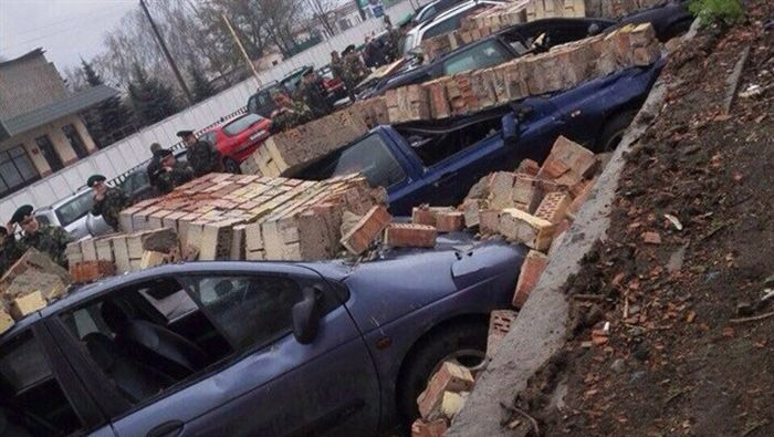 В Бресте штормовой ветер обрушил кирпичную стену на припаркованные автомобили (11 фото)