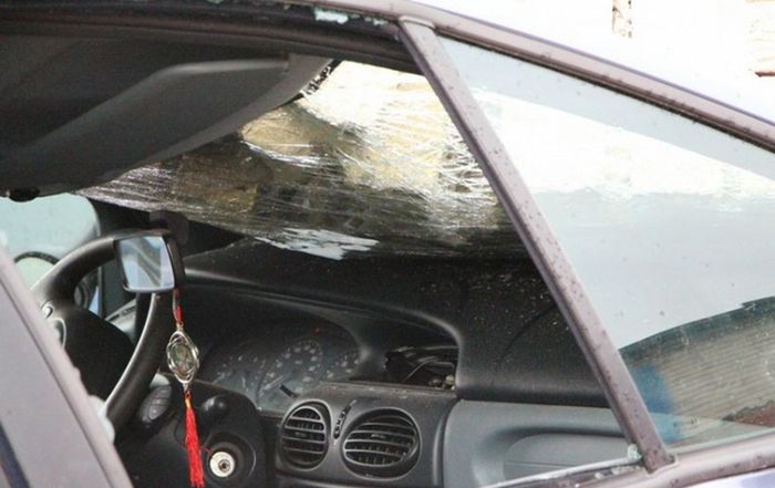 В Бресте штормовой ветер обрушил кирпичную стену на припаркованные автомобили (11 фото)