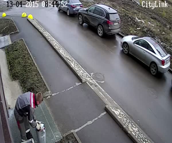 Парень разозлил дворника