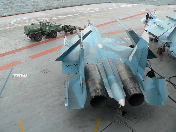 Какие автомобили можно встретить на борту авианосца «Адмирал Кузнецов» (12 фото)
