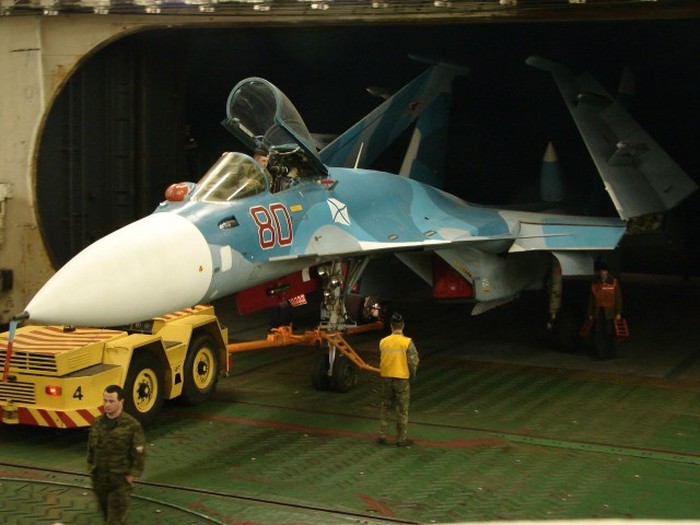 Какие автомобили можно встретить на борту авианосца «Адмирал Кузнецов» (12 фото)