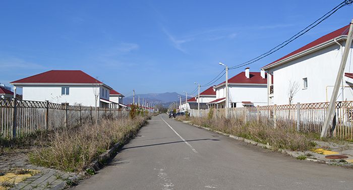 В Сочи на разграбление оставлен коттеджный поселок для олимпийских переселенцев (21 фото)