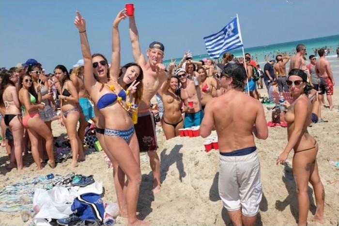 Отдых американских студентов на пляже Майами (30 фото)