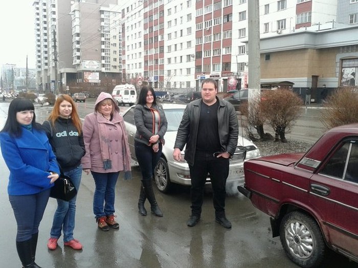 Жители Барнаула скинулись на покупку машины для пенсионеров (5 фото)