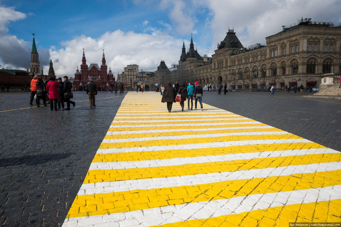 На Красной площади появились желто-белые «зебры» (9 фото)