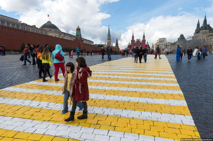 На Красной площади появились желто-белые «зебры» (9 фото)