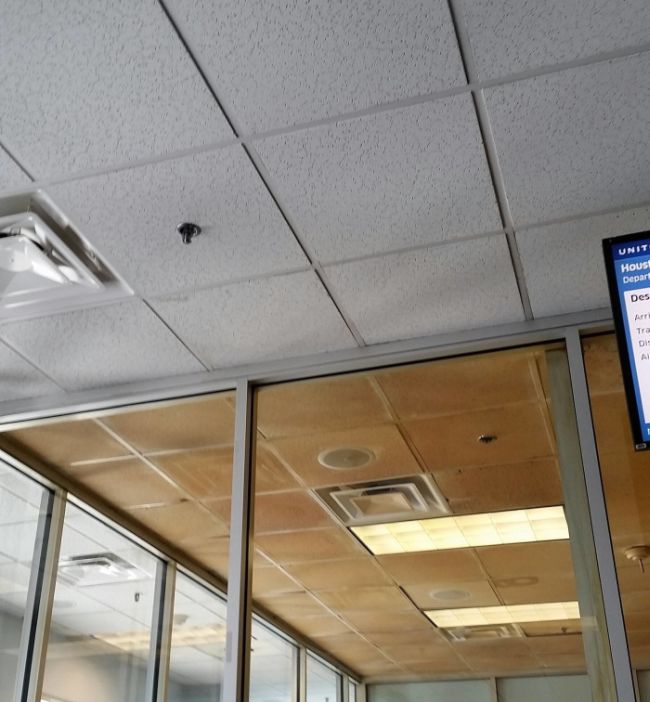 Комната для курения Вашингтонского аэропорта имени Даллеса (2 фото)
