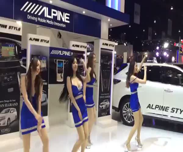 Модели Alpine танцуют на автосалоне