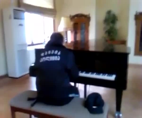Охранник играет на пианино