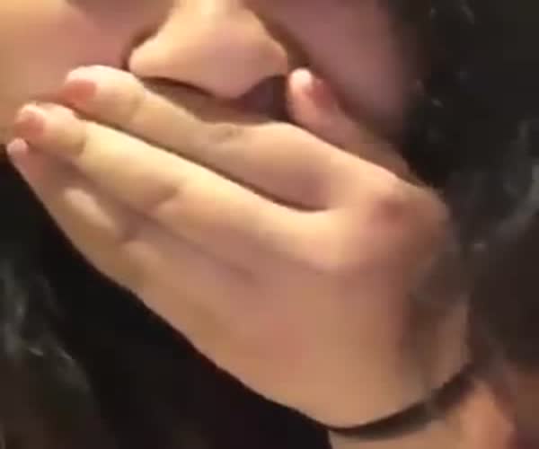 Девушка экспериментирует со своими губами