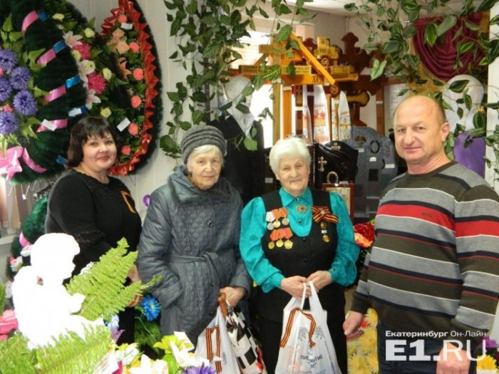 В Екатеринбурге ветеранам ВОВ устроили праздничное чаепитие в ритуальном зале среди гробов и венков (4 фото)