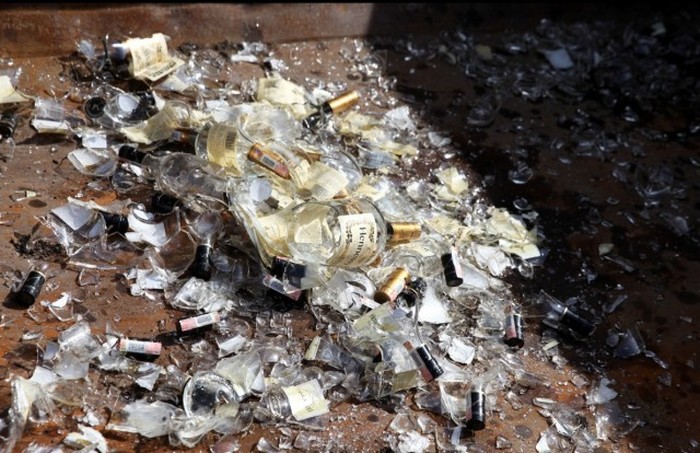 В Латвии уничтожили 5 000 литров элитного алкоголя на сумму в 80 000 евро (12 фото)