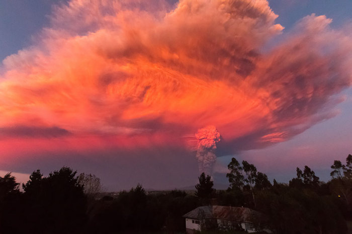 Чилийский вулкан Кальбуко начал выбрасывать пепел (16 фото)