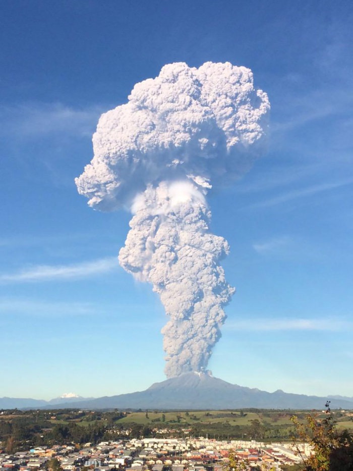 Чилийский вулкан Кальбуко начал выбрасывать пепел (16 фото)