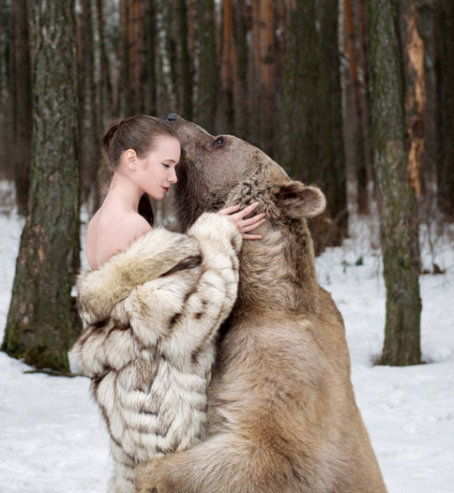 Русские фотомодели в обнимку с медведем шокировали западных пользователей сети (11 фото + видео)