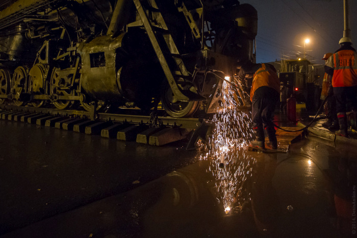 Как происходила установка паровоза-памятника в Саратове (29 фото)