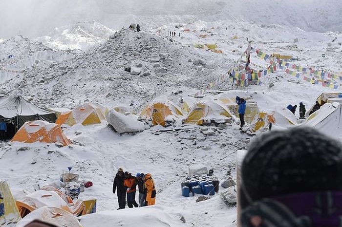 Землетрясение в Непале спровоцировало сход лавины на Эвересте (14 фото + видео)