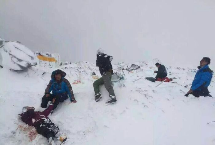 Землетрясение в Непале спровоцировало сход лавины на Эвересте (14 фото + видео)