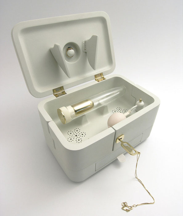 Дизайнер Марк Стуркенбум создал вибратор с прахом умершего мужа для безутешных вдов (5 фото)