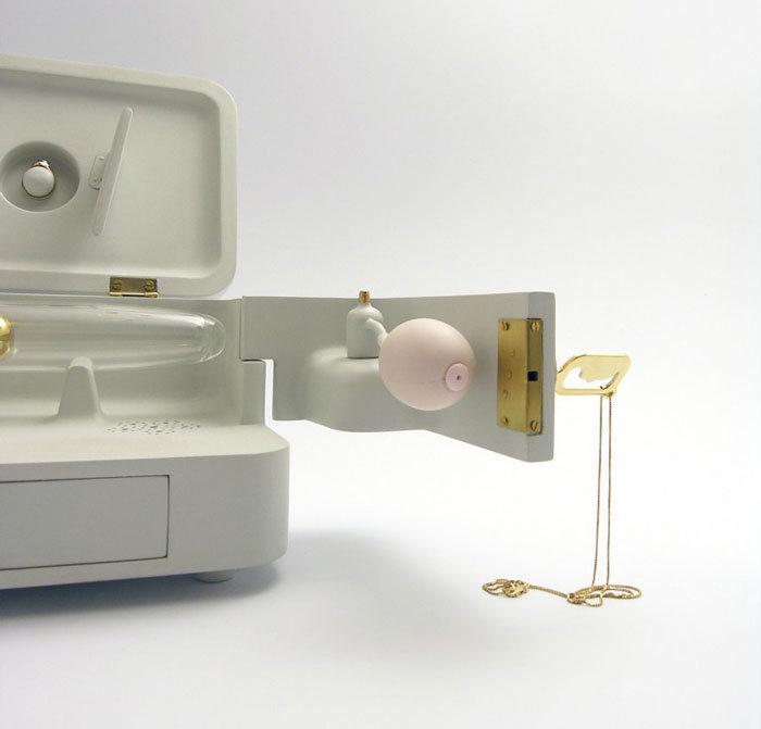 Дизайнер Марк Стуркенбум создал вибратор с прахом умершего мужа для безутешных вдов (5 фото)