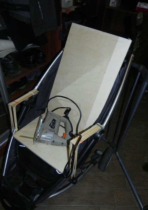 Фотоотчет и инструкция по созданию Железного трона из старой детской коляски (22 фото)
