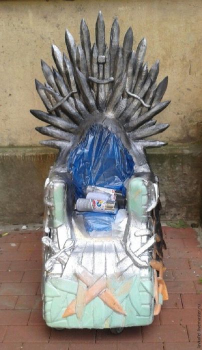 Фотоотчет и инструкция по созданию Железного трона из старой детской коляски (22 фото)