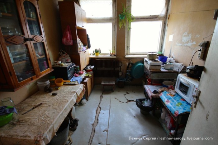 Как живут в аварийных домах поселка Разумное (37 фото)