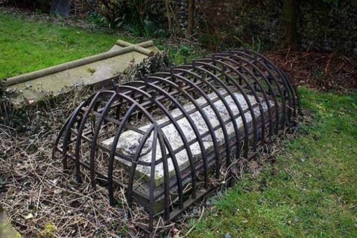 Самые таинственные в мире могилы (10 фото)