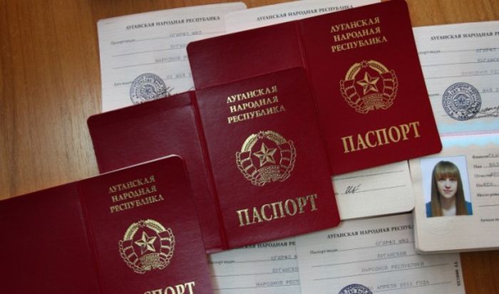 Юные граждане ЛНР первыми получили паспорта молодой республики (9 фото)