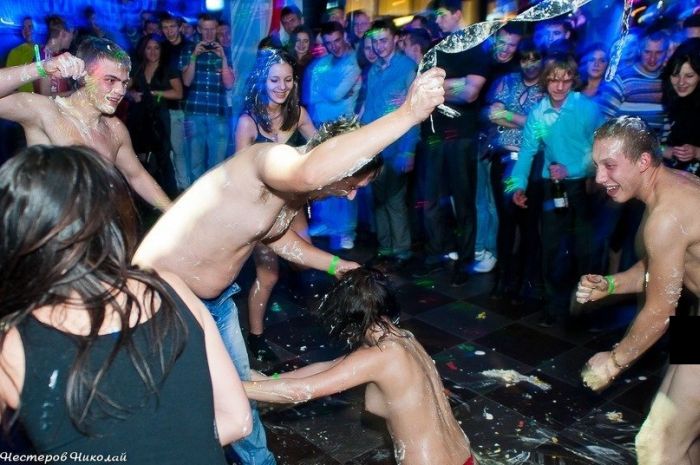 В сети появились фото Владимира Аверина, присутствующего на порно-вечеринке. НЮ (4 фото)