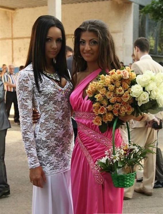 Харьковская выпускница в просвечивающем платье (10 фото)