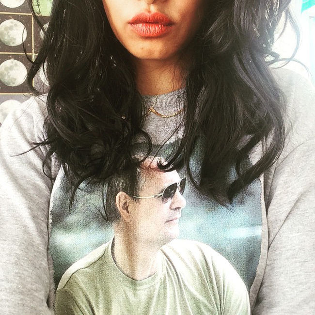Британская певица M.I.A выложила в сеть селфи в футболке с Путиным (2 фото)