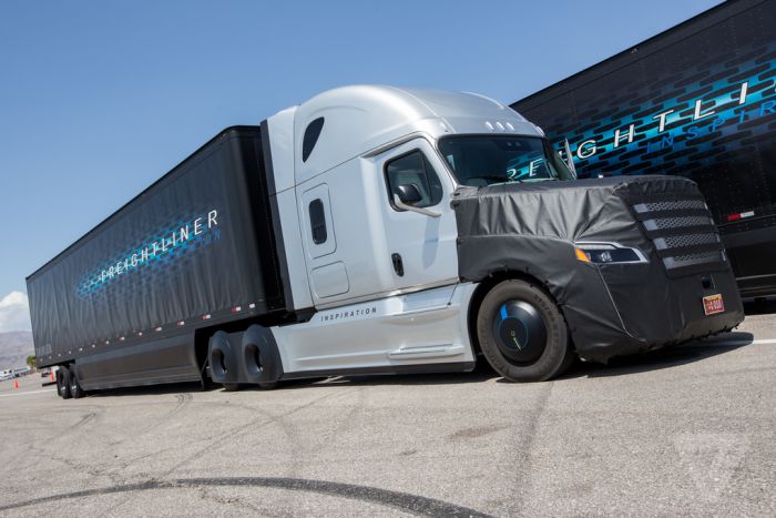 В США состоялась премьера самоуправляемого грузового автомобиля от концерна Daimler (15 фото)