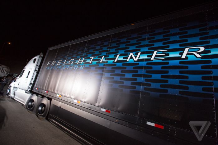 В США состоялась премьера самоуправляемого грузового автомобиля от концерна Daimler (15 фото)