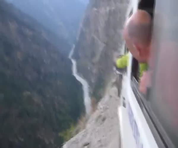 Опасная дорога в Гималаях