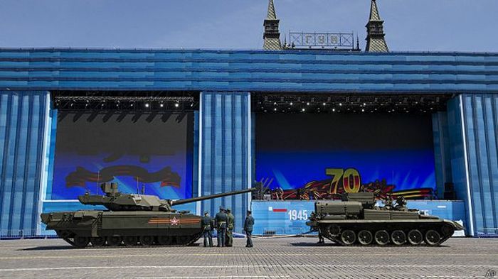 На Красной площади во время репетиции заглох танк Т-14 «Армата» (13 фото + видео)